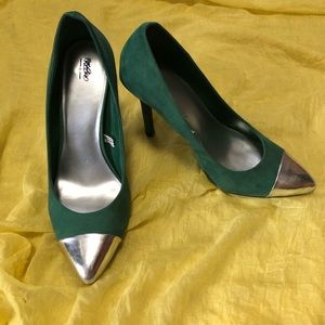 Festive holiday Mossimo Heels Cap Toe Green Silver 8.5 St Patrick’s Christmas